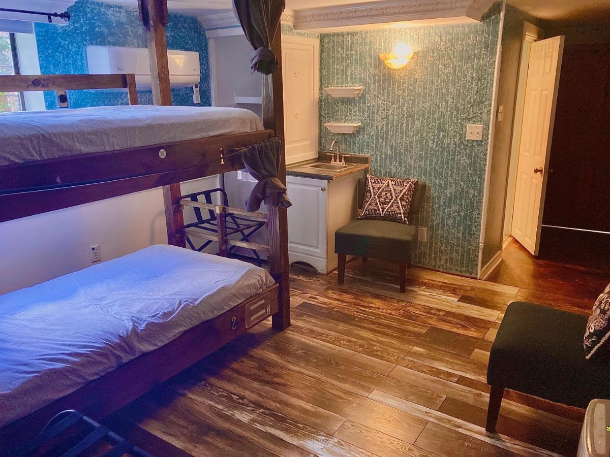 Bed 8 Bed Female Dormitory Room Ensuite Bathroom
