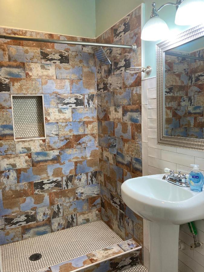 Two twin-bed Room Ensuite Bathroom