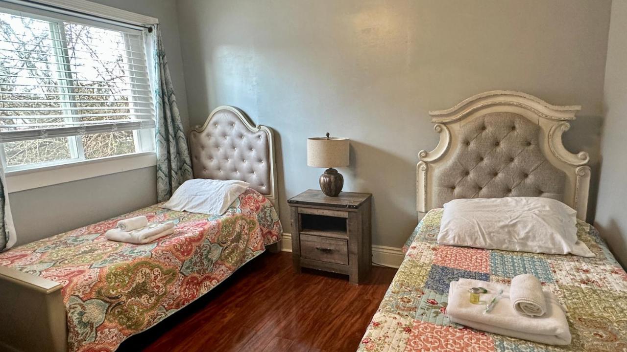 Two twin-bed Room Ensuite Bathroom